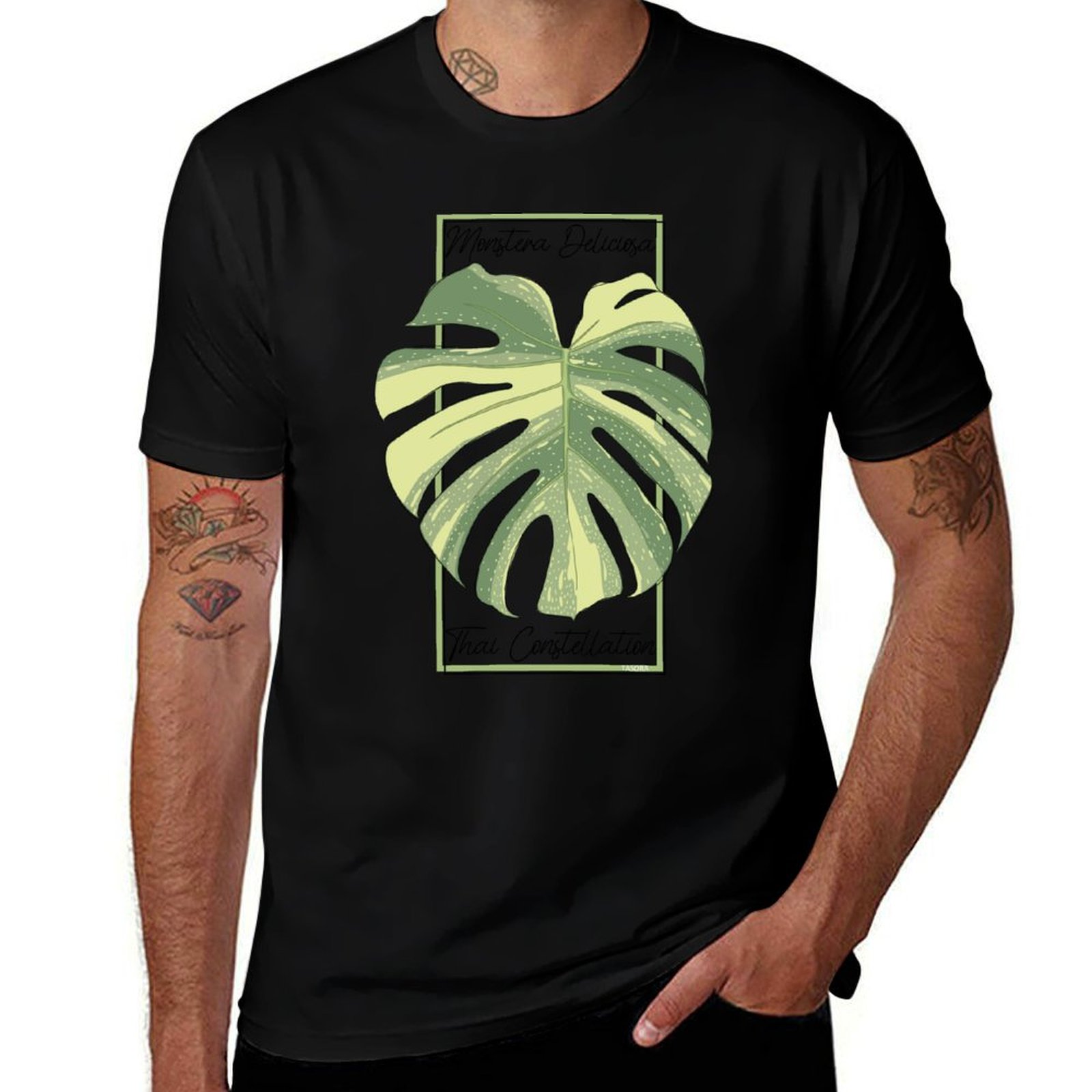 Monstera Thai Constellation - เสื้อยืดลายตราสัญลักษณ์พฤกษศาสตร์ลายกลุ่มดาวไทยของมอนสเตอร่า เสื้อยืดผ้าฝ้ายสำหรับผู้ชาย